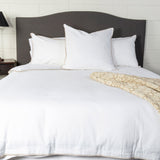 Elegant queen duvet cover featuring a blanket stitch edge, made of 85% cotton and 15% linen, measuring 210 x 210 cm.