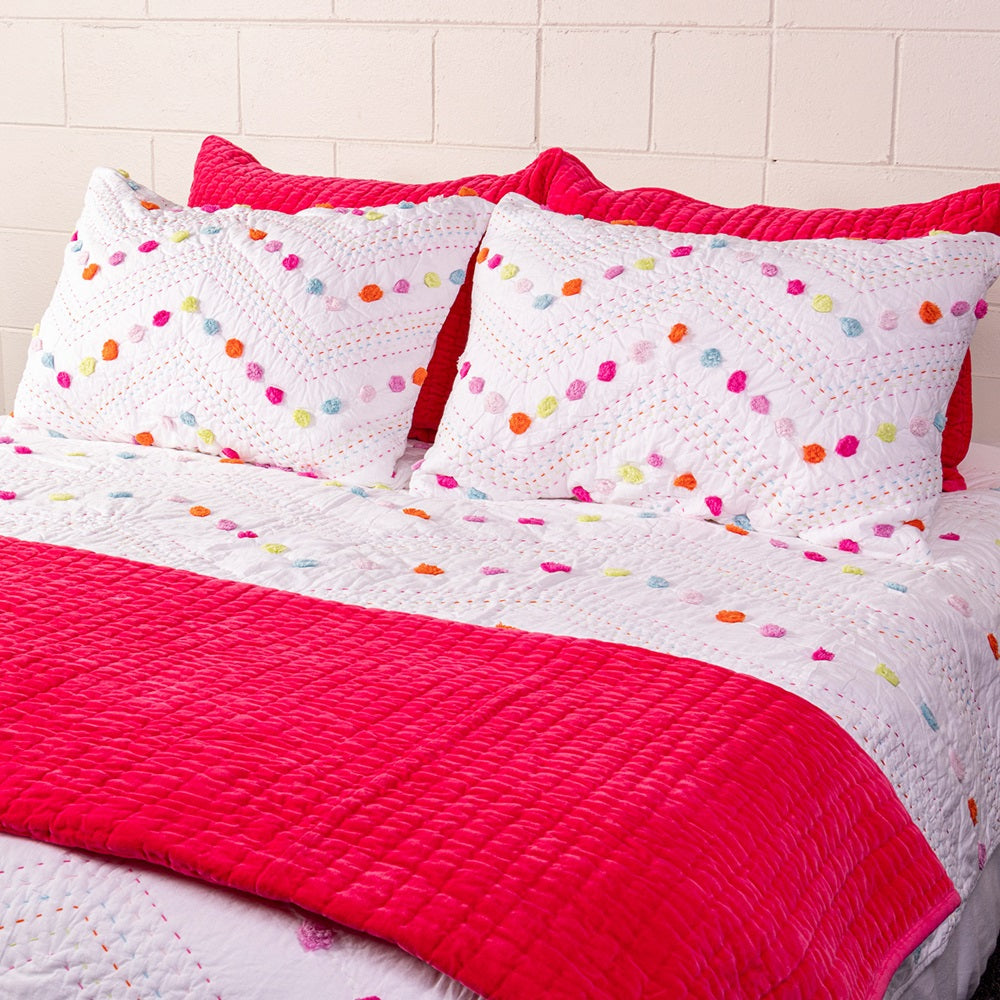 Vibrant fuchsia pink Ellie King Single Quilt, 180 x 220 cm, 100% cotton velvet, plush filling, stylish and machine washable.