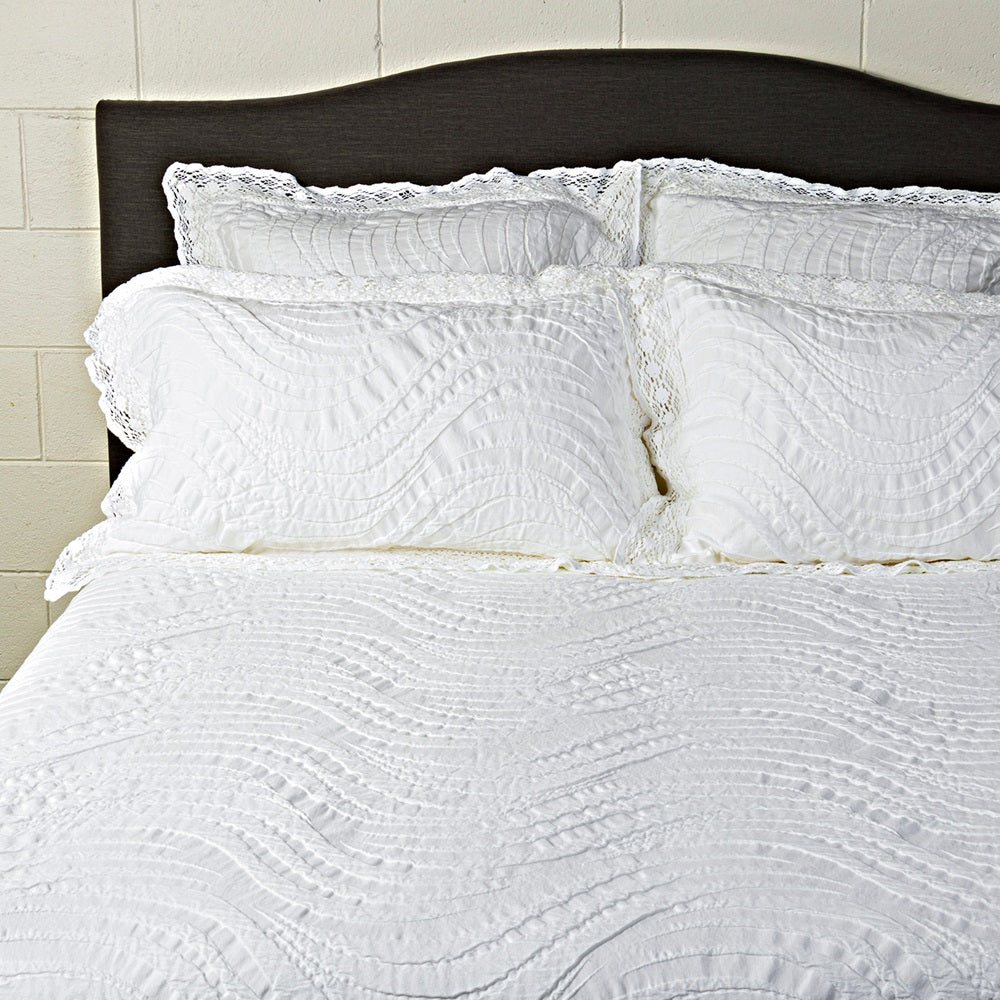 Elegant Secchi Queen Quilt featuring crochet lace border, made of luxurious cotton, viscose, and silk for a stylish bedroom.