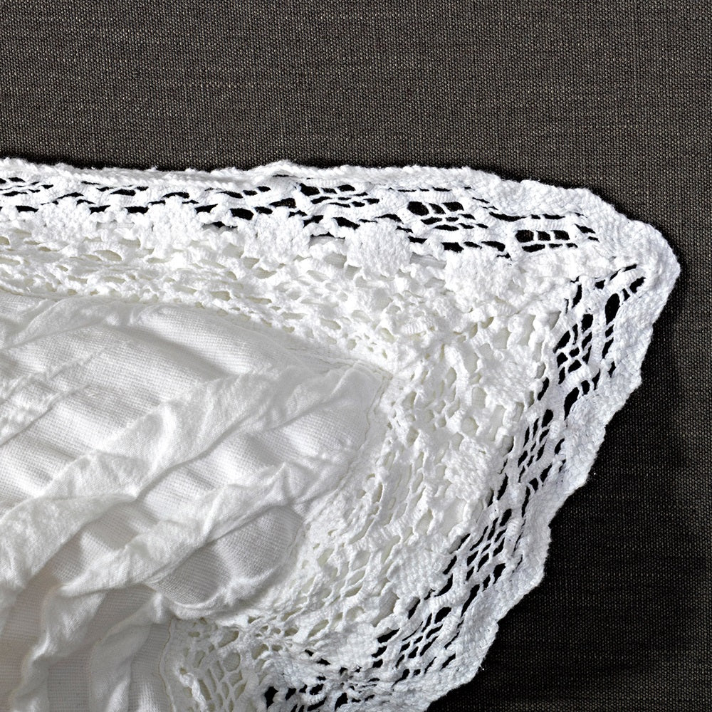 Elegant Secchi Queen Quilt with crochet lace border, crafted from cotton, viscose, and silk, measuring 265 x 270 cm.