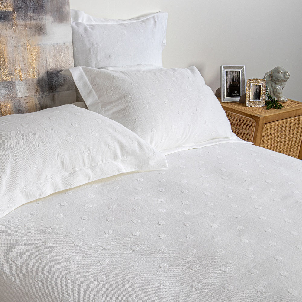 Luxurious Matelasse Elise bedspread for King Single beds, featuring a textured spot pattern in 100% cotton, 230 x 270 cm.