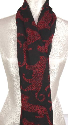 Vibrant red leopard scarf in soft polyester, perfect for adding style and warmth to any outfit. Measures 180x75 cm with fringe.