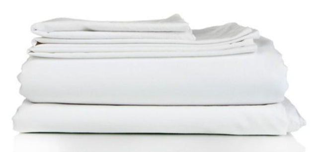 Luxurious 30/70 Super King sheet in white, 295 x 305cm, made of breathable Egyptian cotton and polyester blend, Oeko-Tex certified.