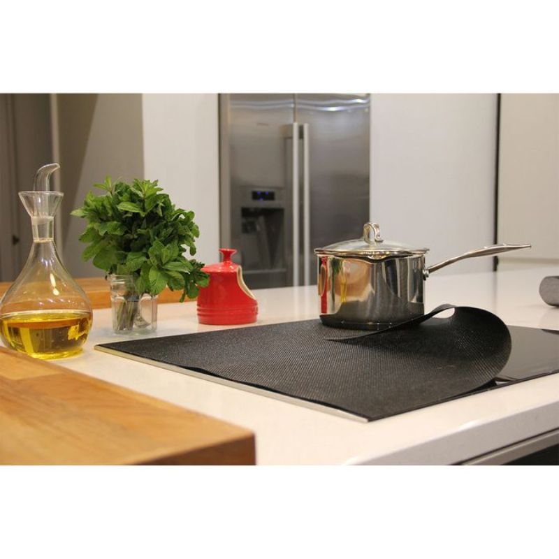 Induction hob protector made of heat-resistant silicone, 52cm x 29.5cm, prevents scratches and marks on cooking surfaces.