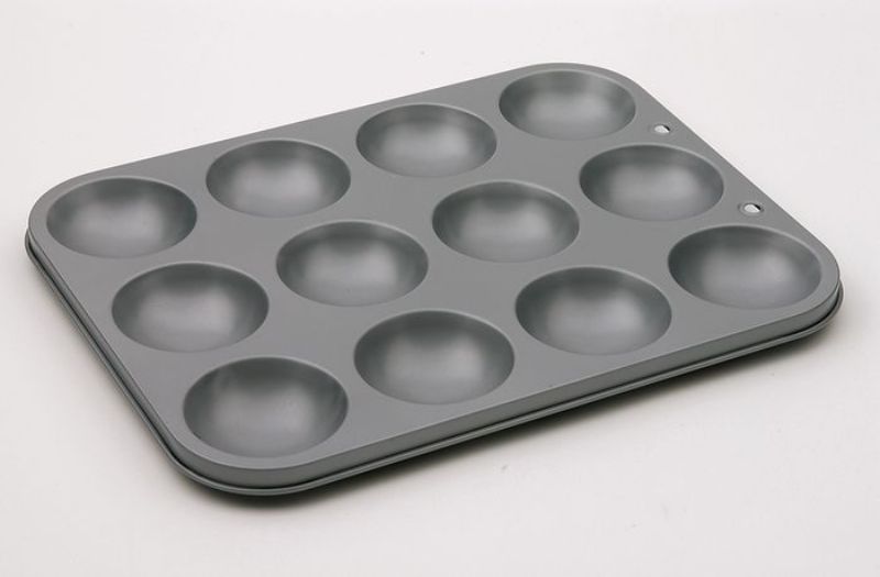 Non-stick 12-cup patty pan made of heavy-duty steel, perfect for baking mince pies and tarts, easy to clean.