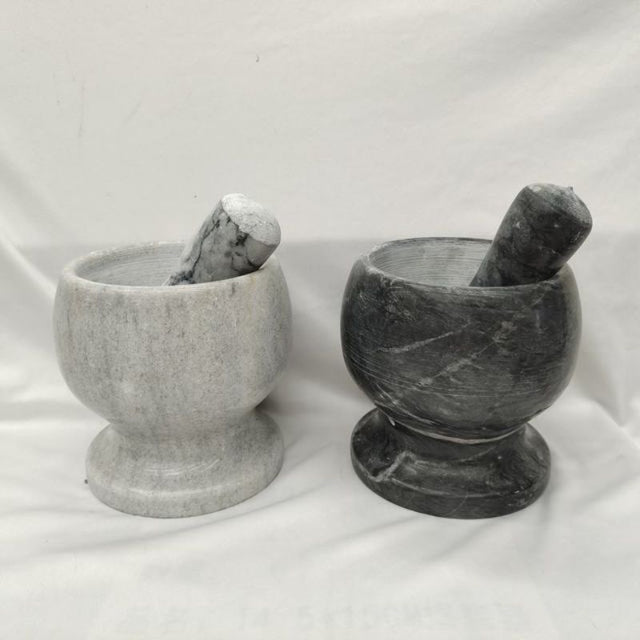 Set of 3 kitchen tools: garlic crusher and 2 mortar & pestle in assorted sizes, perfect for grinding spices and mincing garlic.