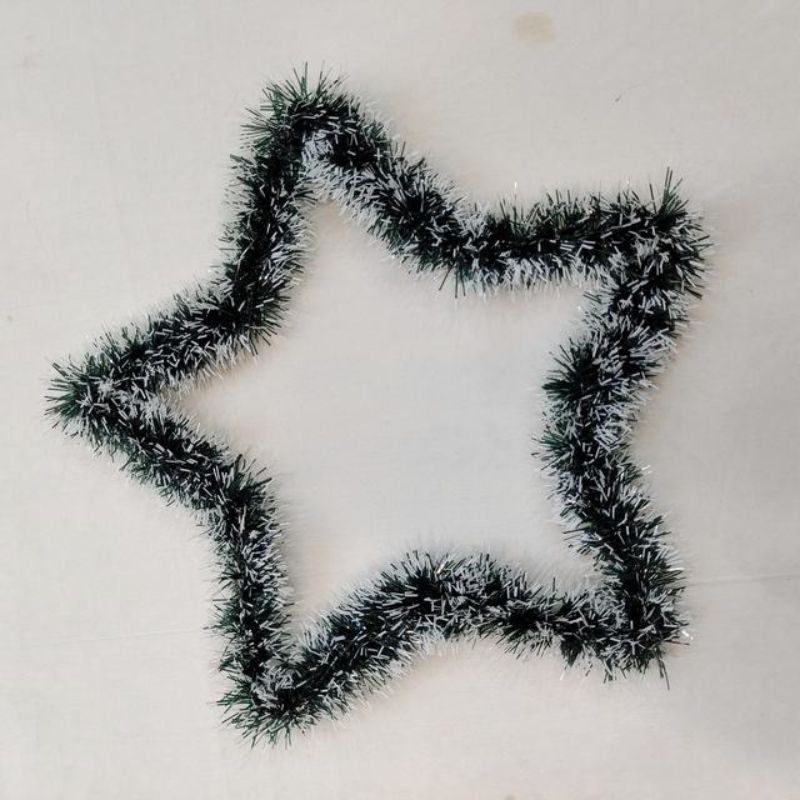 Set of 6 elegant 32cm star-shaped Christmas pendants with a delicate white edge for festive decor.
