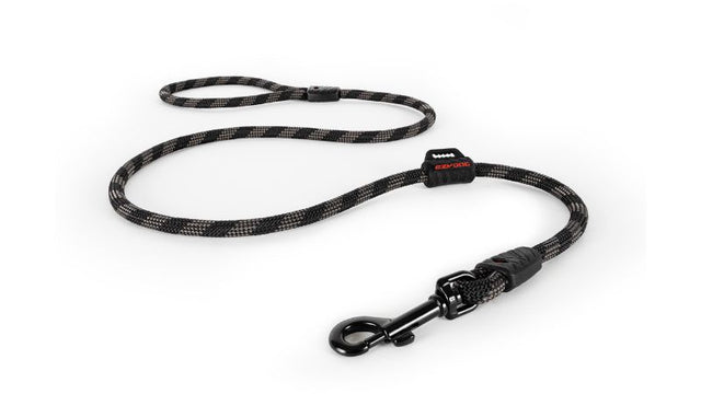 Durable 120cm black dog leash made of climbing rope, featuring reflective strands and a carbon-coated snap clip for safety.