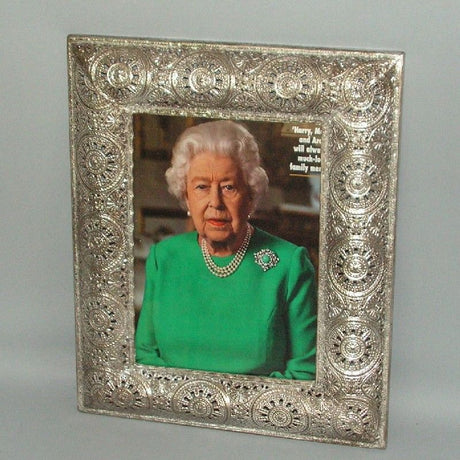 Elegant silver photo frame with a mesh design, perfect for displaying cherished memories in any decor style.