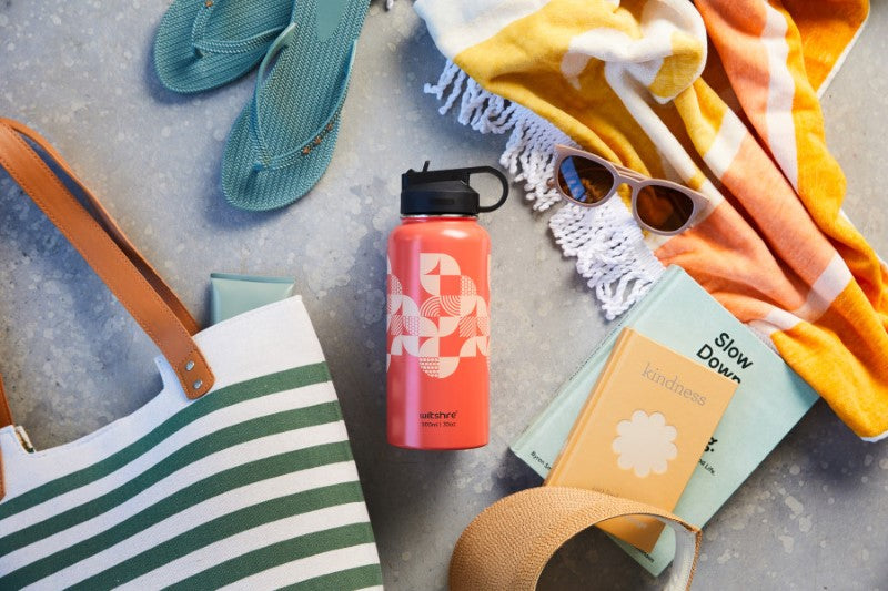 Stylish 900ml stainless steel water bottle with flamingo design, double-layer insulation, carry handle, and handy straw.