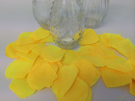 Vibrant yellow silk rose petals, 864 pieces, ideal for events, crafts, and decor, resembling real petals.