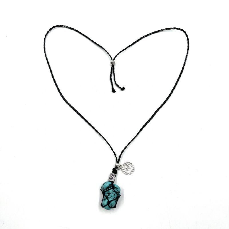 Braided necklace featuring turquoise and howlite stones, 75cm long, perfect for layering or making a bold statement.