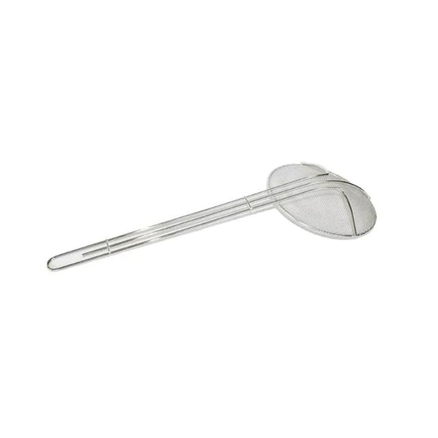 Fine mesh round skimmer, 16 cm diameter, stainless steel, ergonomic handle, ideal for straining and lifting foods effortlessly.