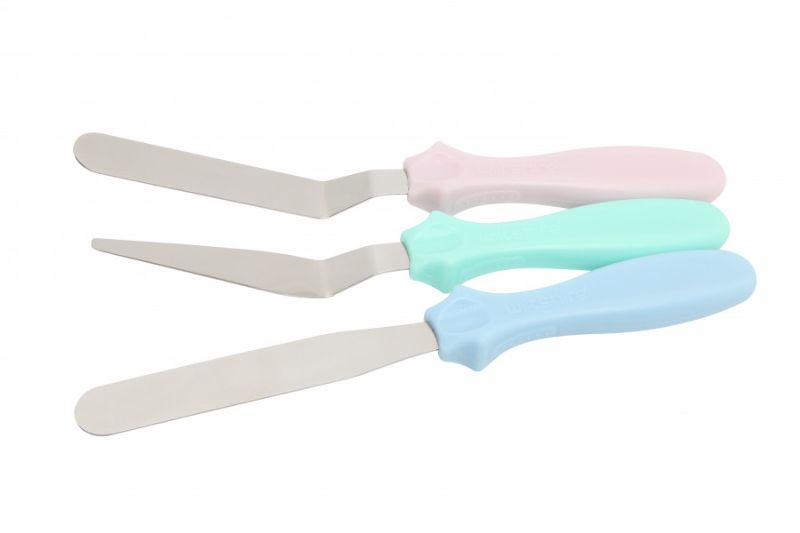 Set of 3 Wiltshire pallet knives with stainless steel blades for smooth icing and cake decorating, perfect for all skill levels.