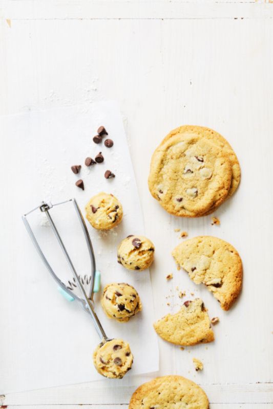 Wiltshire Cookie Scoop: ergonomic tool for uniform 6 cm cookies, holding 1 tablespoon of dough, perfect for bakers.