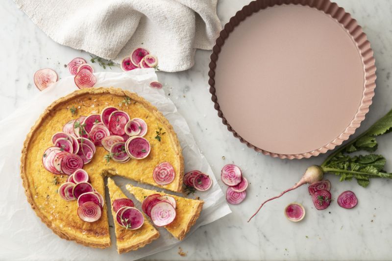 Rose gold quiche and tart pan, 24cm, non-stick, removable base, ideal for even baking and easy serving.