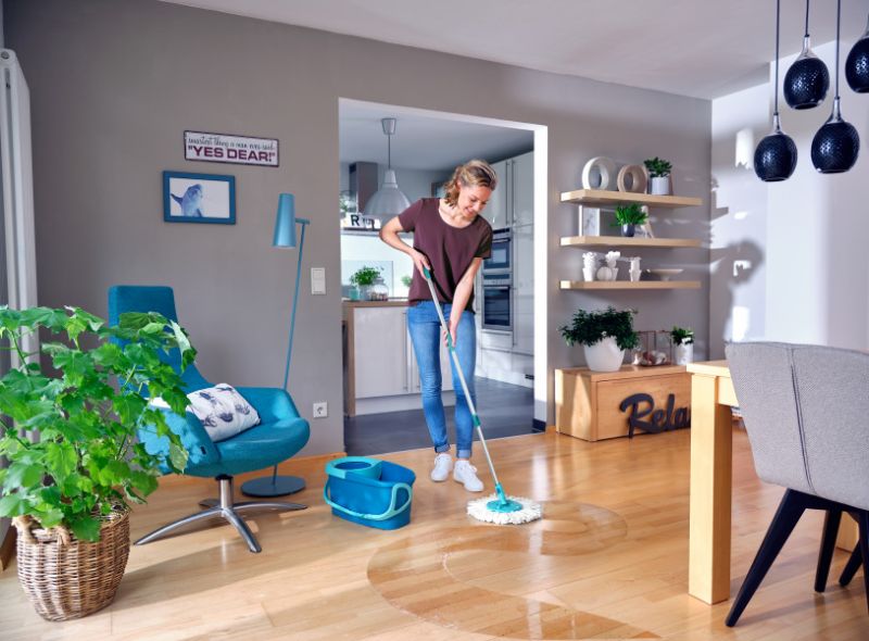 Leifheit Rotation Disc Mop Set features a 360-degree mop for easy cleaning, a 20L bucket with a wringing chamber, and a microfiber head.