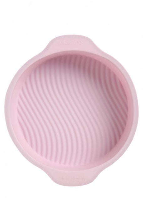 Flexible round cake pan designed for easy release, perfect for baking and versatile for fridge, microwave, and dishwasher use.